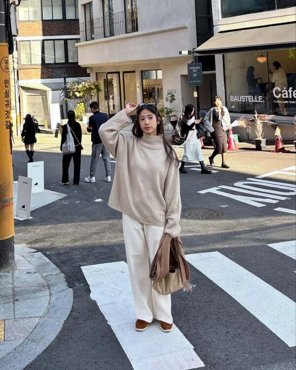 Oversized Turtleneck Sweater Look