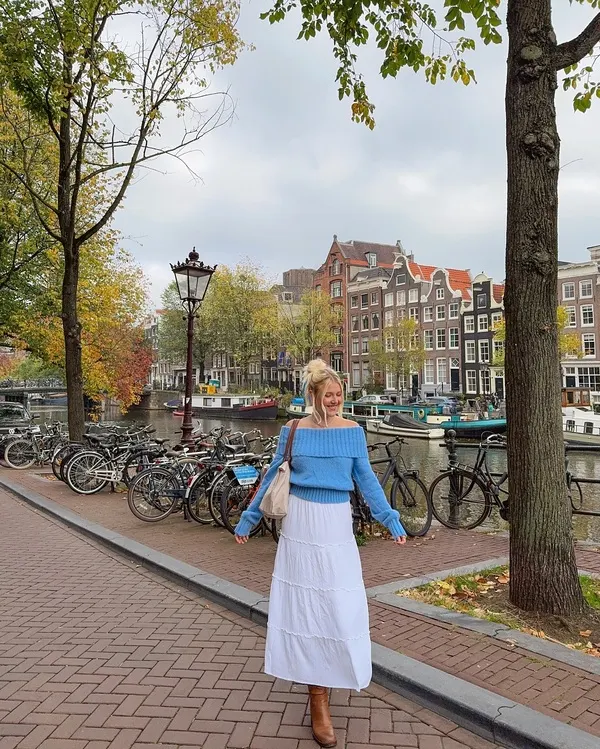 Off-Shoulder Sweater Canal Look