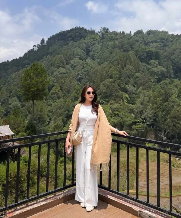 White Wide-Leg Pants Outfit