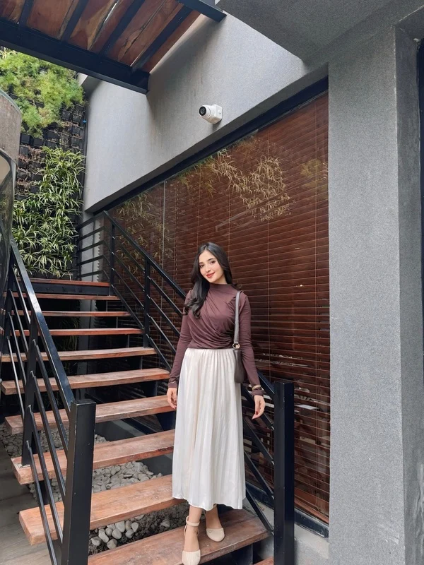 Pleated Midi Skirt Outfit