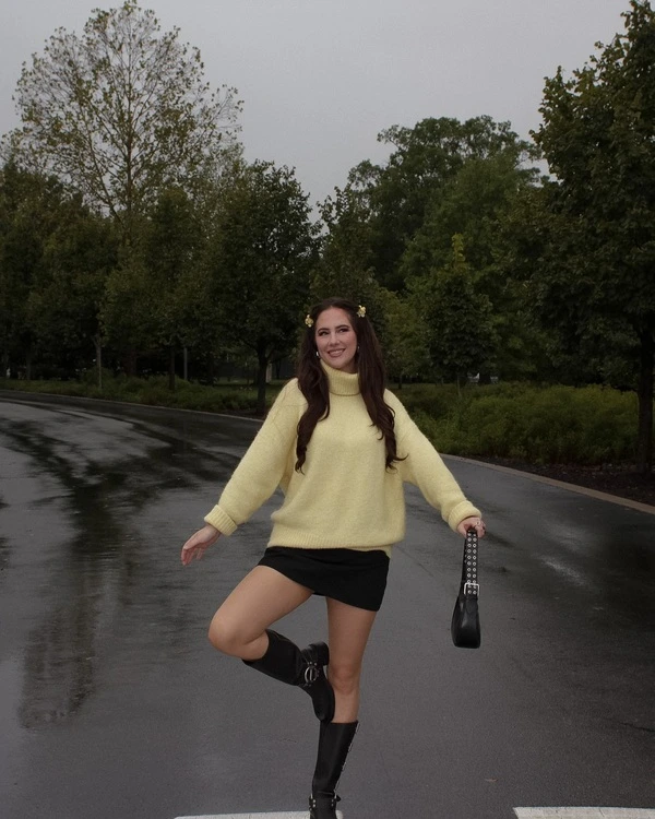 Yellow Turtleneck Sweater Outfit